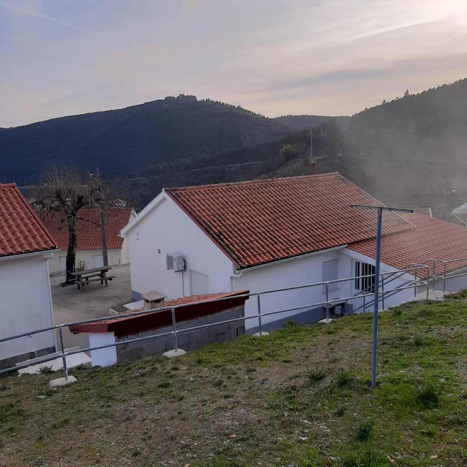 Вілла Casas Da Escola - "A Escola" - Meas Пампілльоза-да-Серра Екстер'єр фото